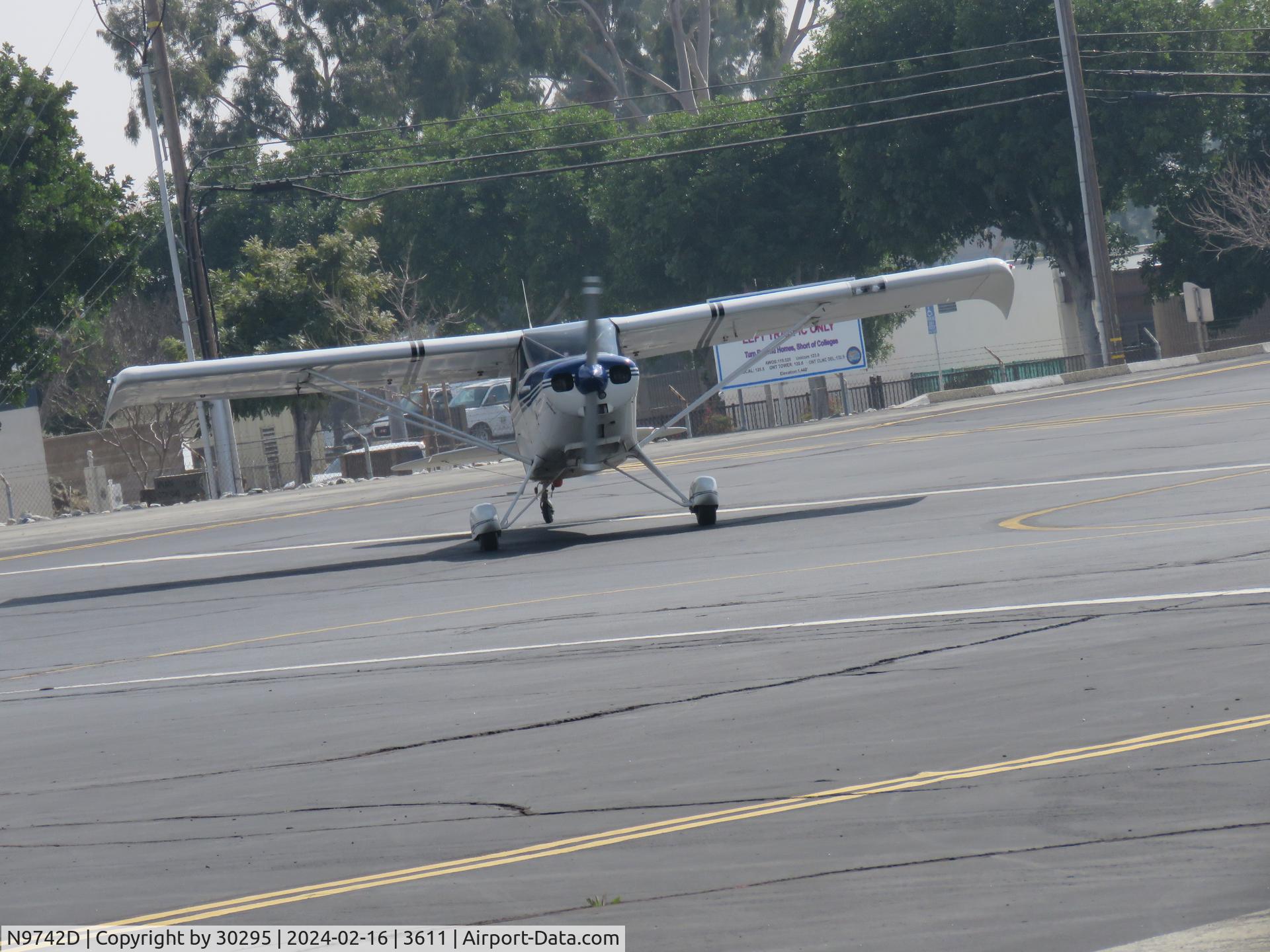 N9742D, 1959 Piper PA-22-150 C/N 22-6655, Entering runway