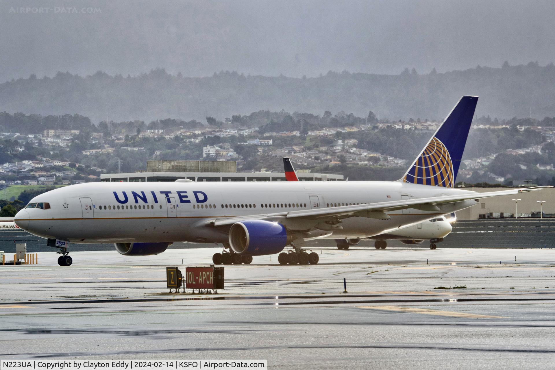 N223UA, 2001 Boeing 777-222 C/N 30224, SFO 2024.