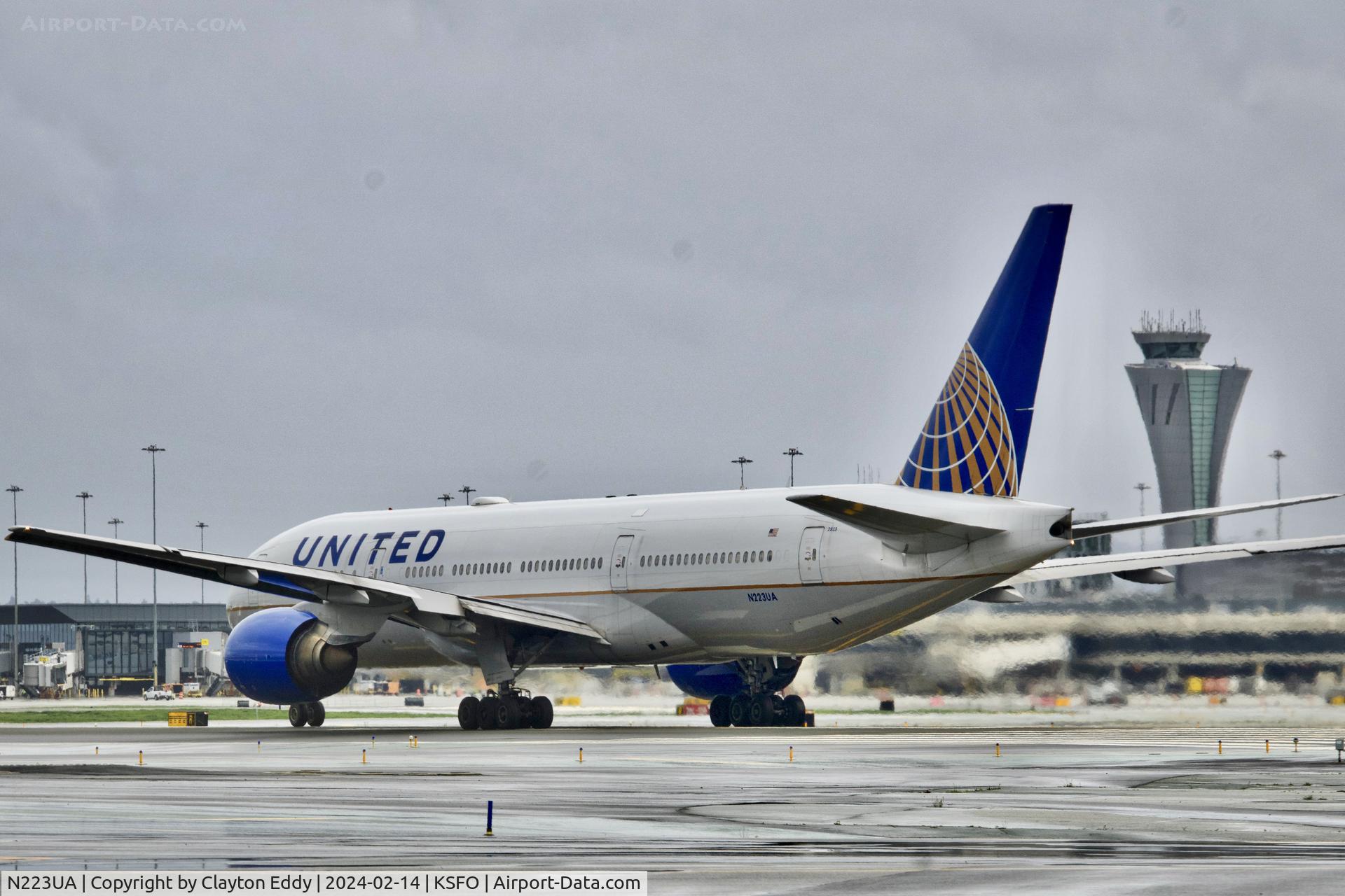 N223UA, 2001 Boeing 777-222 C/N 30224, SFO 2024.
