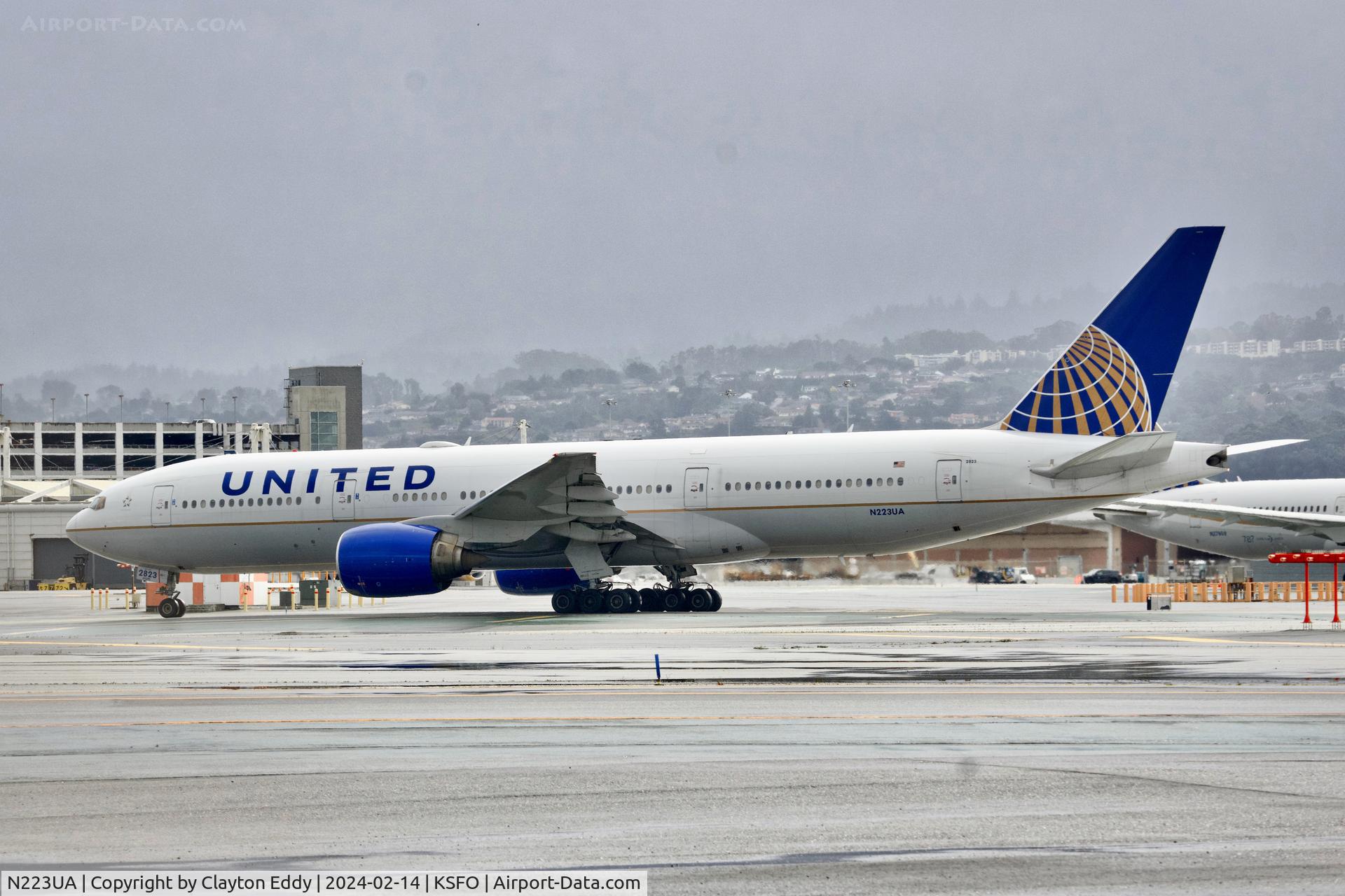 N223UA, 2001 Boeing 777-222 C/N 30224, SFO 2024.