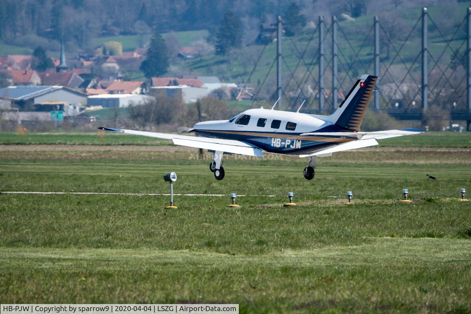 HB-PJW, 1988 Piper PA-46-310P Malibu C/N 4608128, Landing at Grenchen. HB-registered since 2010-06-15.