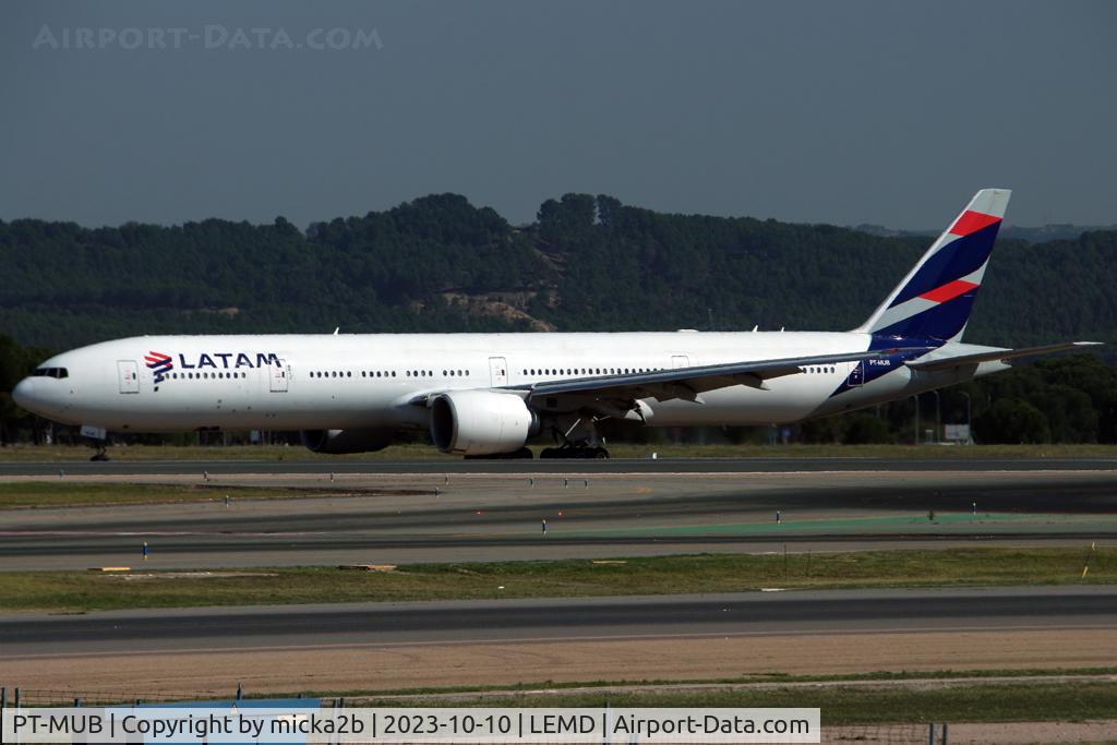 PT-MUB, 2008 Boeing 777-32W/ER C/N 37665, Taxiing