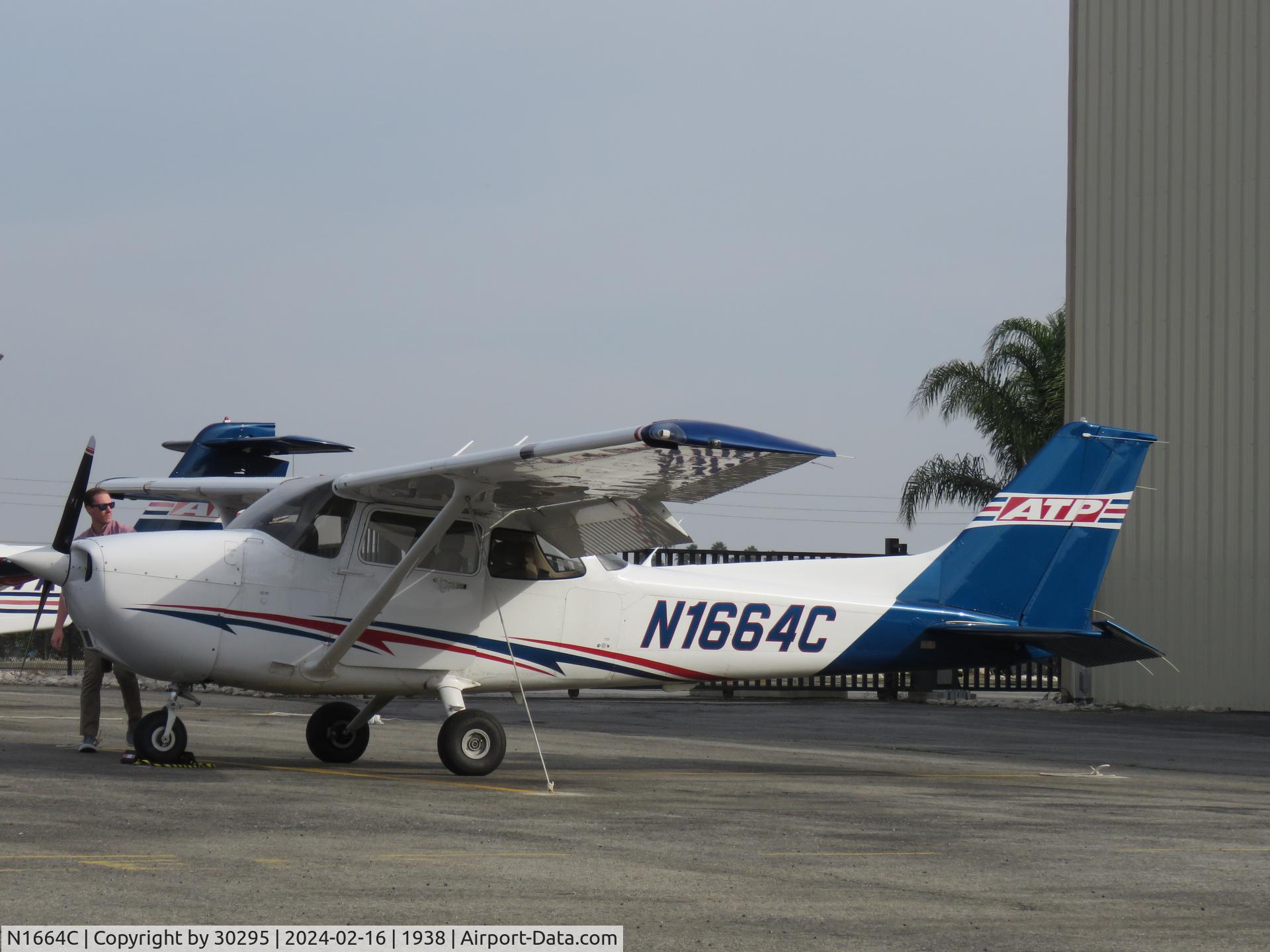 N1664C, 2016 Cessna 172S C/N 172S11757, Parked