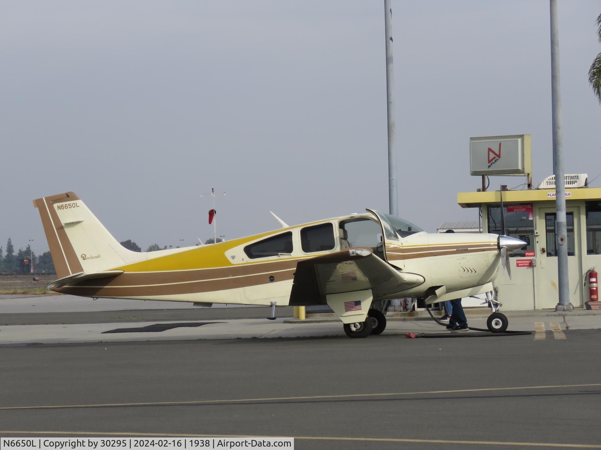 N6650L, 1979 Beech F33A Bonanza C/N CE-866, Fueling