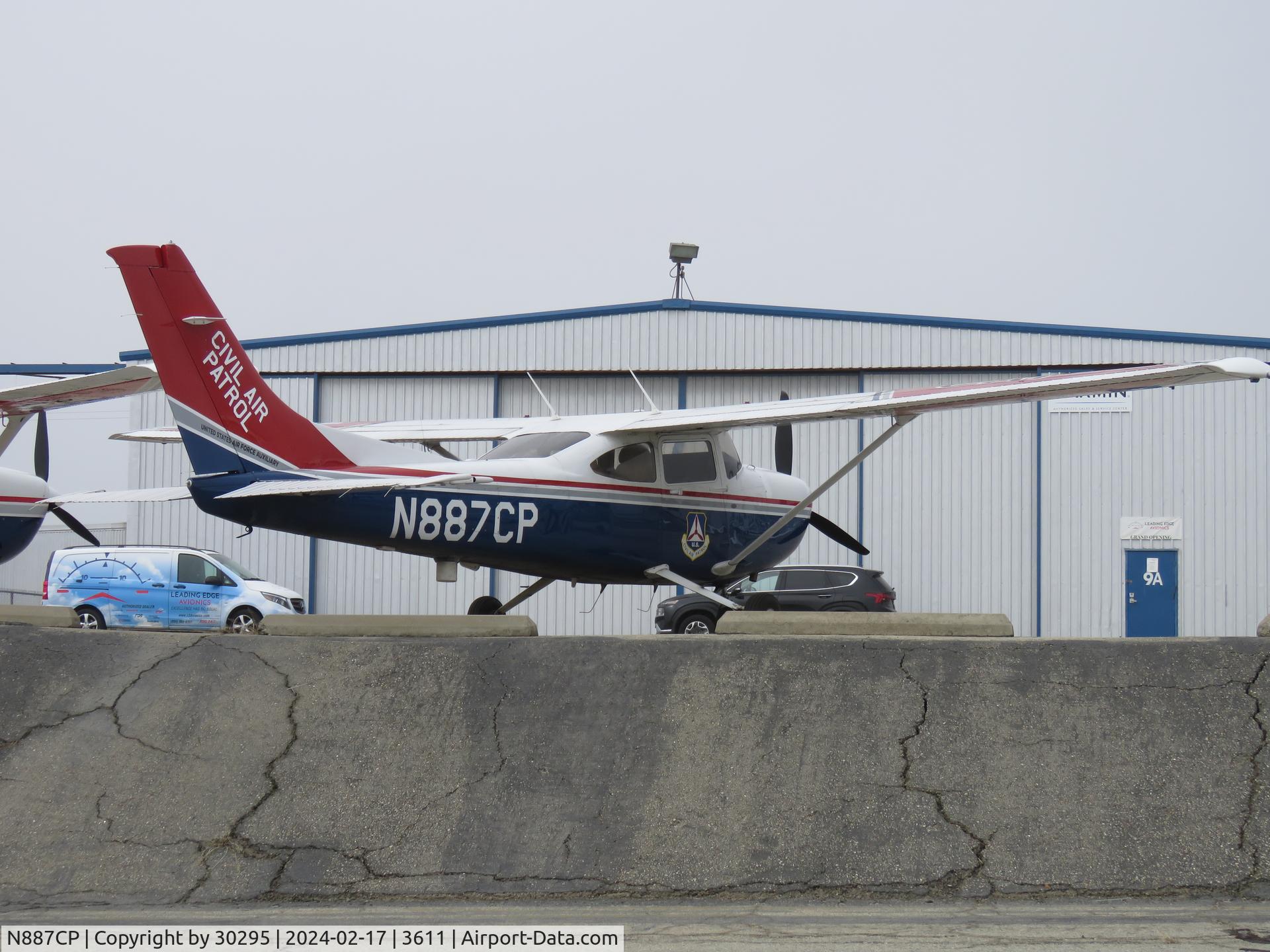 N887CP, 2006 Cessna 182T Skylane C/N 18281867, Parked