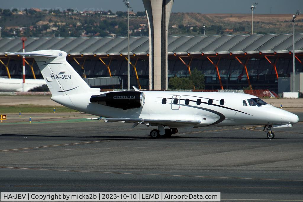 HA-JEV, 1989 Cessna 650 Citation III C/N 650-0174, Taxiing