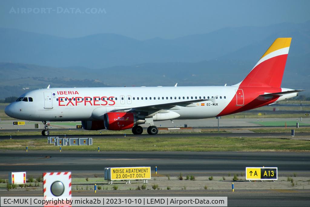 EC-MUK, 2007 Airbus A320-214 C/N 3293, Taxiing