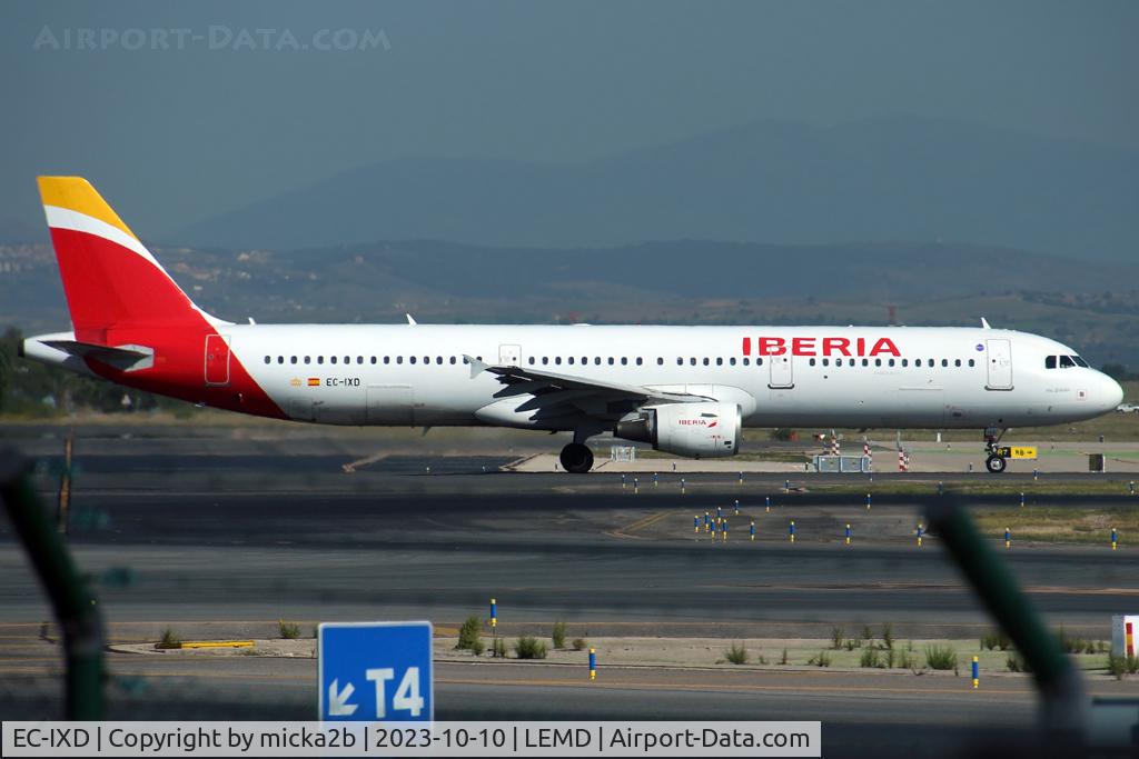 EC-IXD, 2004 Airbus A321-211 C/N 2220, Taxiing