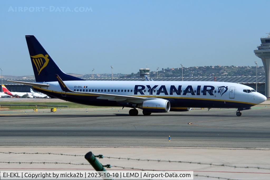 EI-EKL, 2010 Boeing 737-8AS C/N 38498, Taxiing
