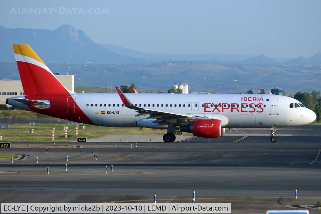 EC-LYE, 2013 Airbus A320-216 C/N 5729, Taxiing