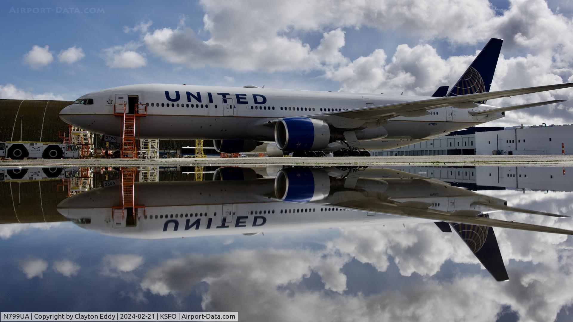 N799UA, 1998 Boeing 777-222 C/N 26926, SFO 2024.