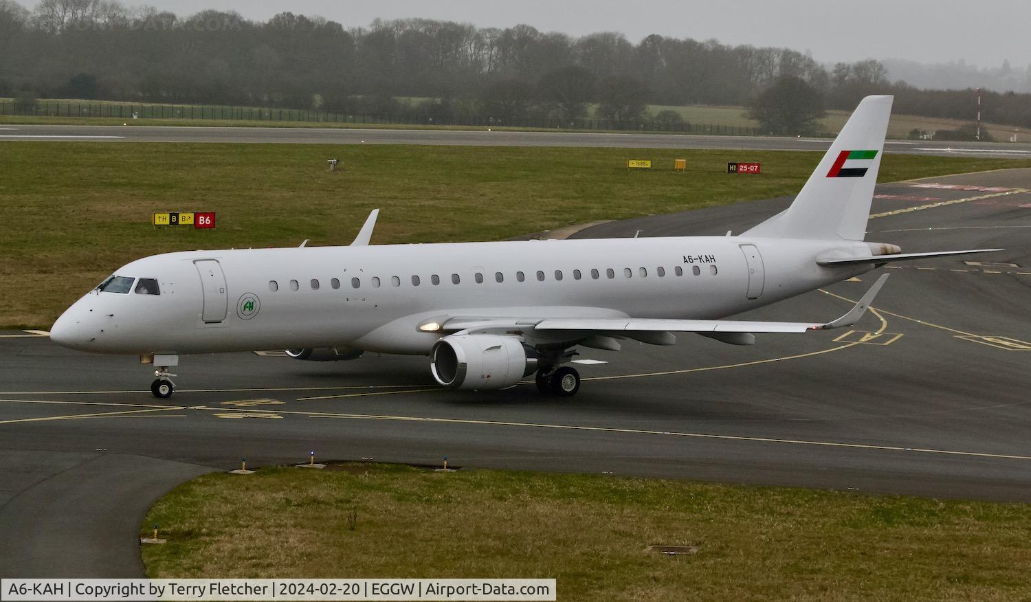 A6-KAH, 2010 Embraer ERJ-190-100ECJ Lineage 1000 C/N 19000236, At Luton Airport
