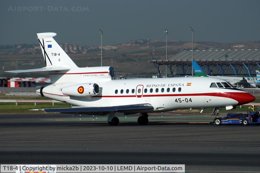 T18-4, 1989 Dassault Falcon 900B C/N 74, Taxiing