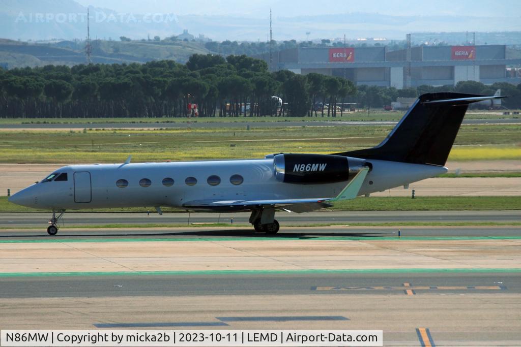 N86MW, 2002 Gulfstream Aerospace Gulfstream IV C/N 1487, Taxiing