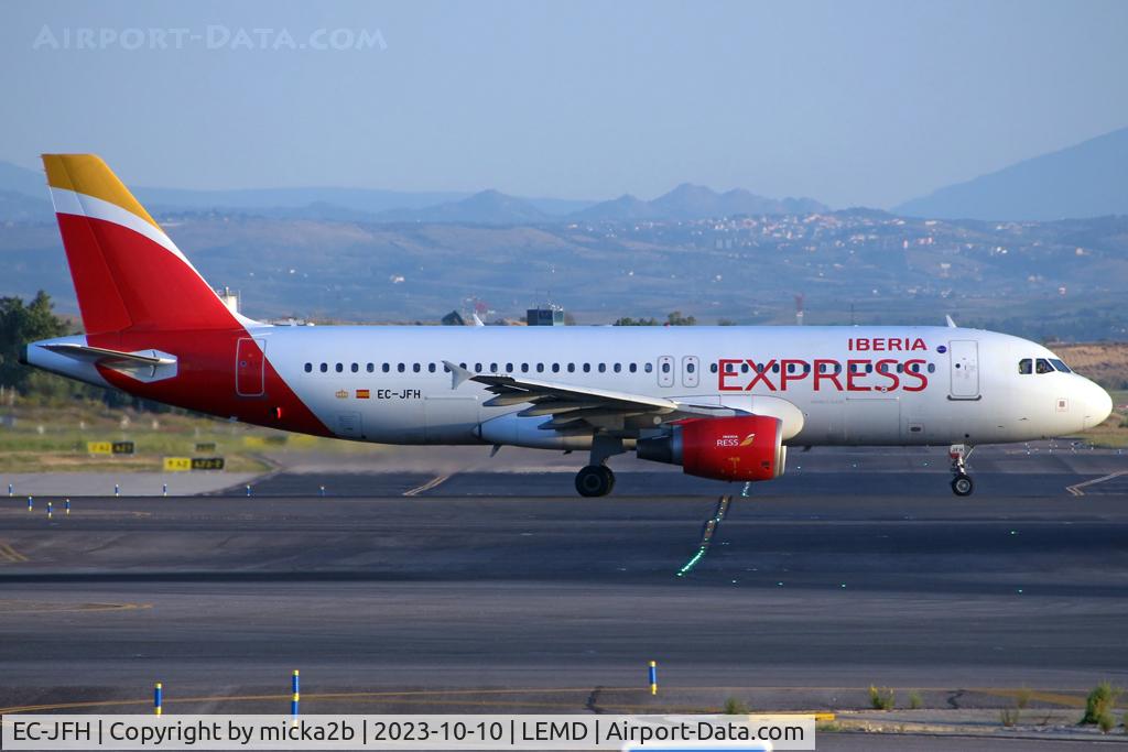 EC-JFH, 2003 Airbus A320-214 C/N 2104, Taxiing