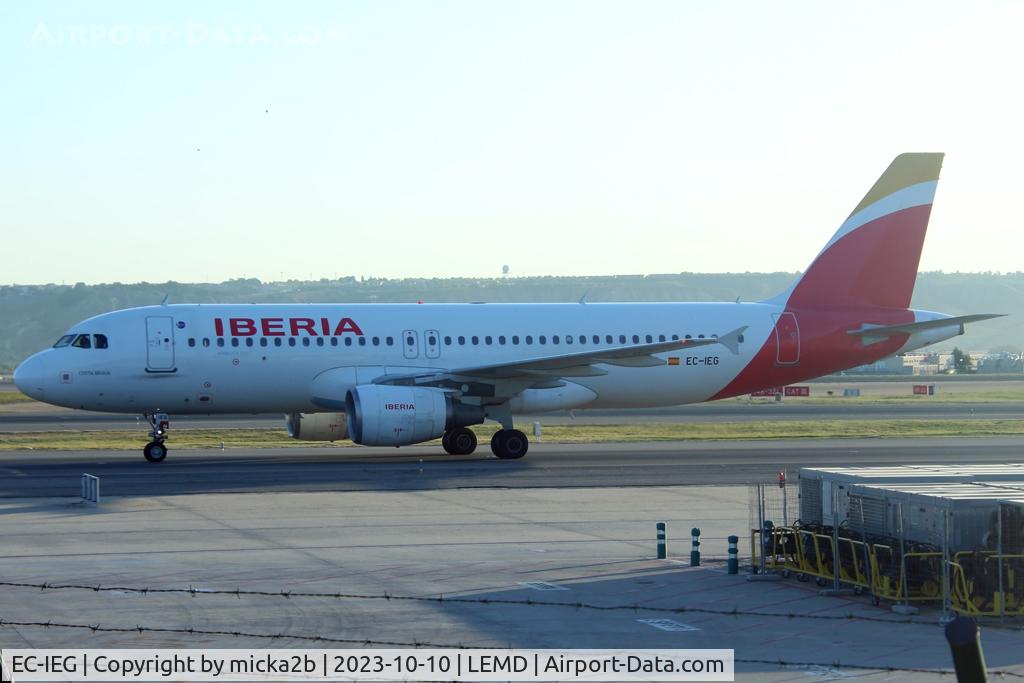 EC-IEG, 2001 Airbus A320-214 C/N 1674, Taxiing