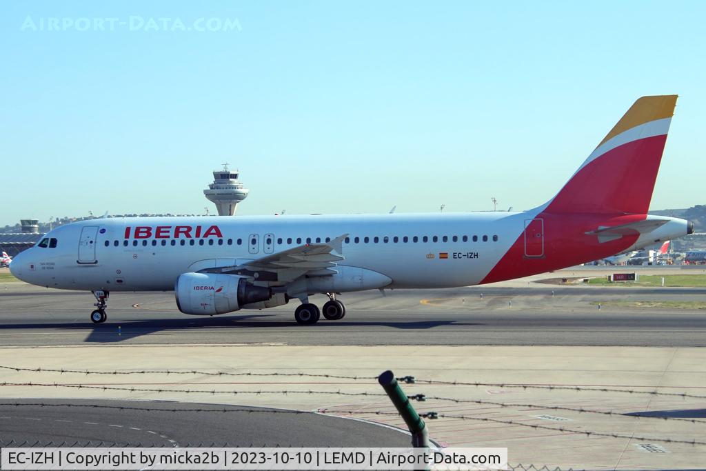 EC-IZH, 2004 Airbus A320-214 C/N 2225, Taxiing