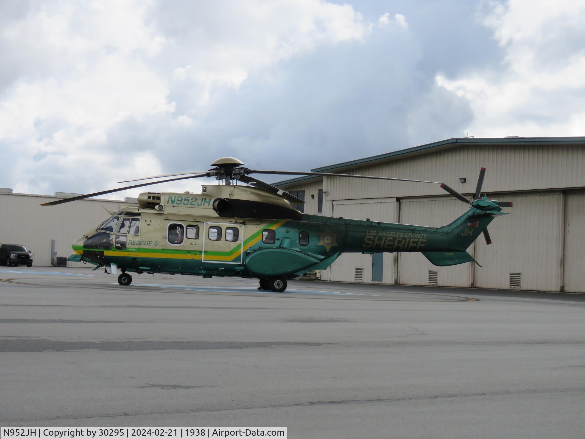 N952JH, 2003 Eurocopter AS-332L-1 Super Puma C/N 9004, Parked with exhaust covered tailboom