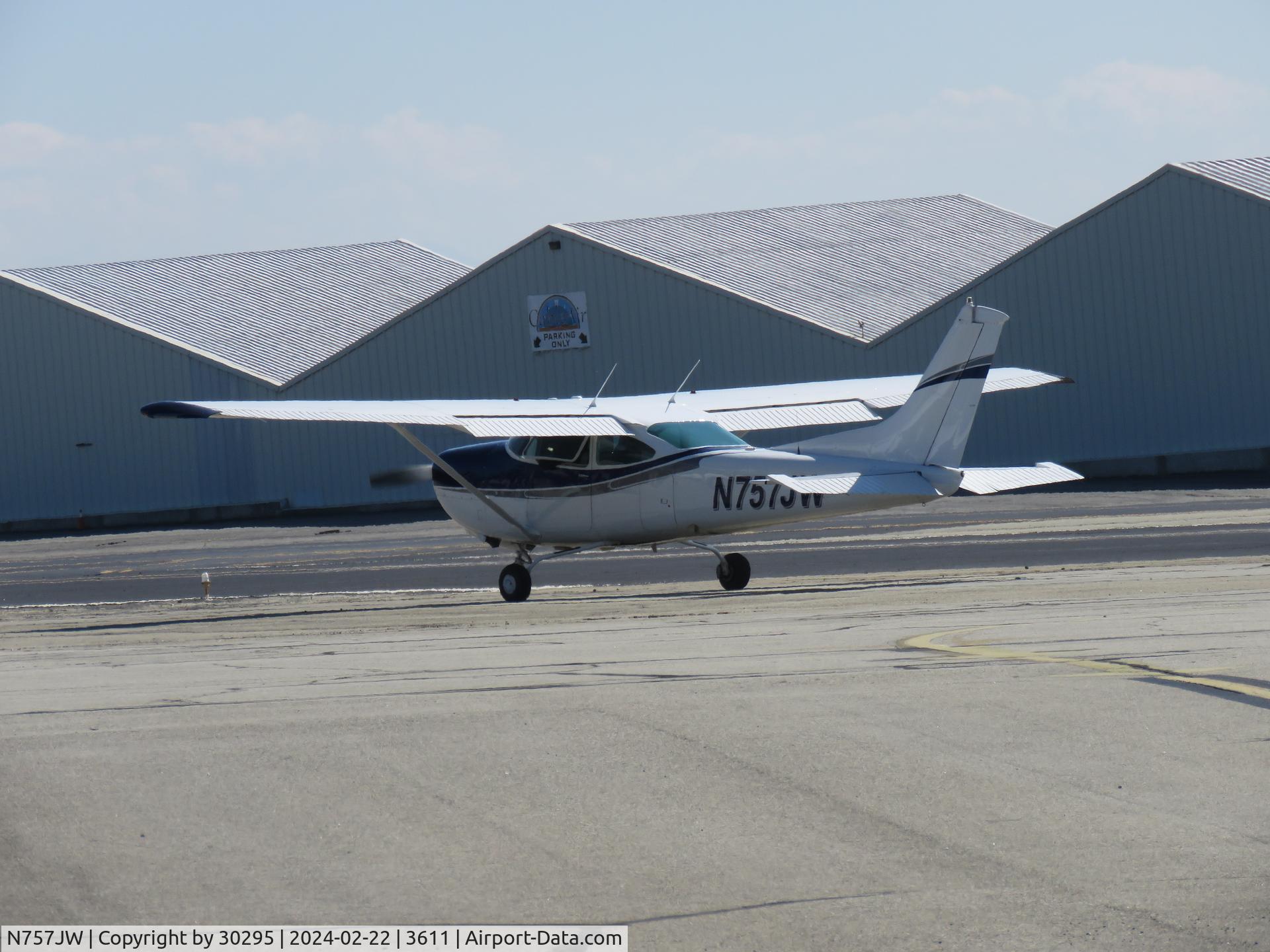 N757JW, 1979 Cessna R182 Skylane RG C/N R18201238, Taxiing