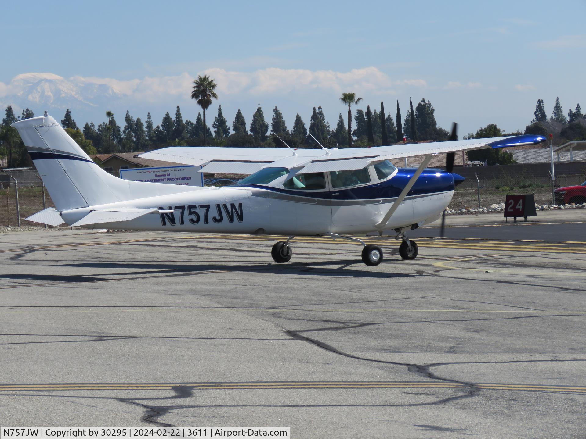 N757JW, 1979 Cessna R182 Skylane RG C/N R18201238, Waiting to take off