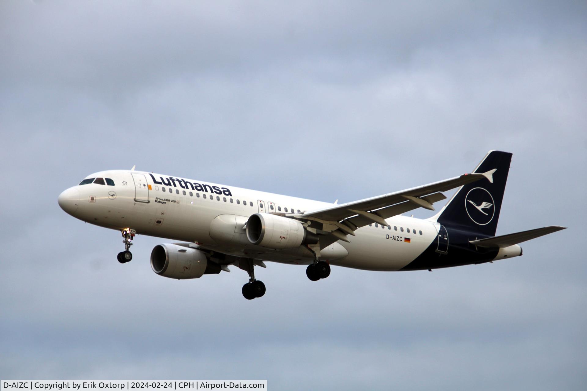 D-AIZC, 2009 Airbus A320-214 C/N 4153, D-AIZC landing rw 22L