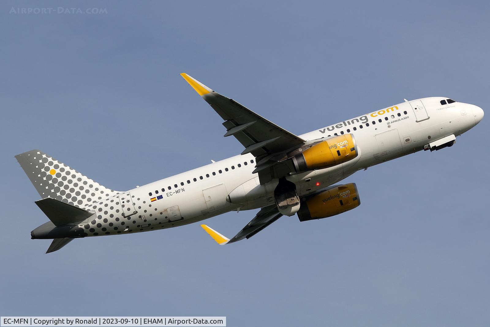 EC-MFN, 2015 Airbus A320-232 C/N 6594, at spl
