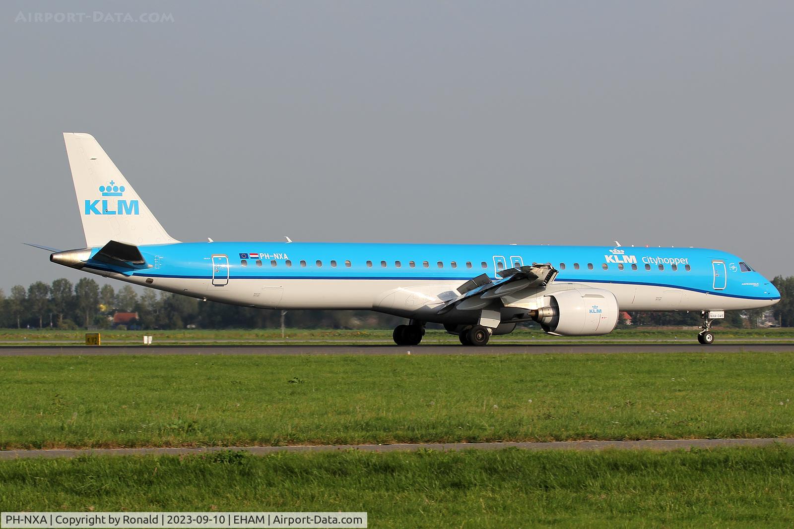 PH-NXA, 2021 Embraer E195-E2 (ERJ-190-400STD) C/N 19020045, at spl