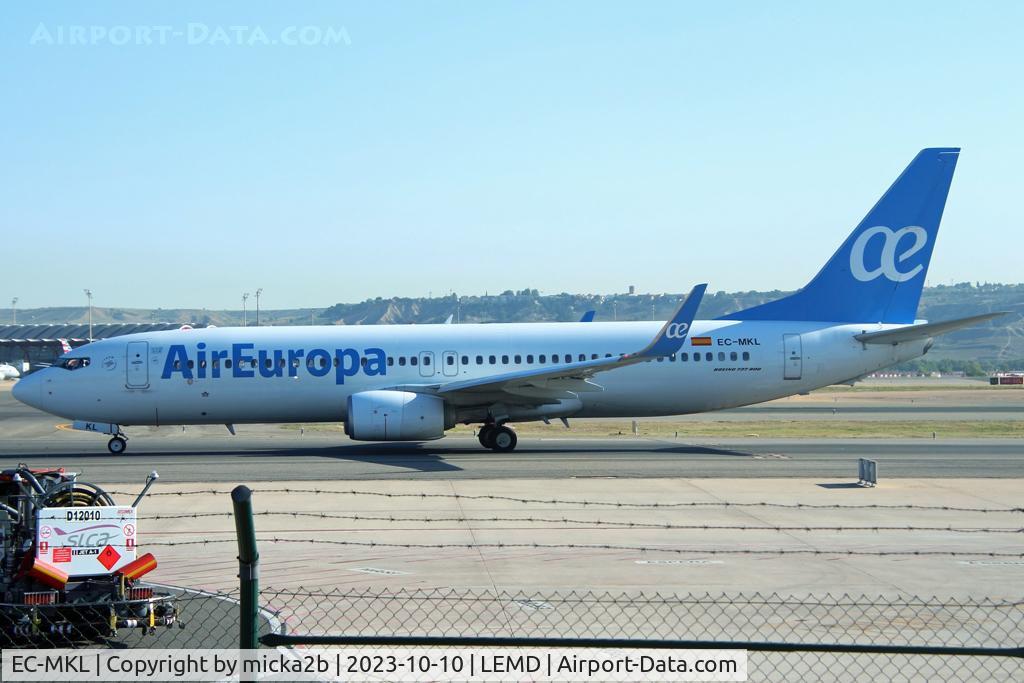 EC-MKL, 2016 Boeing 737-85P C/N 60585, Taxiing