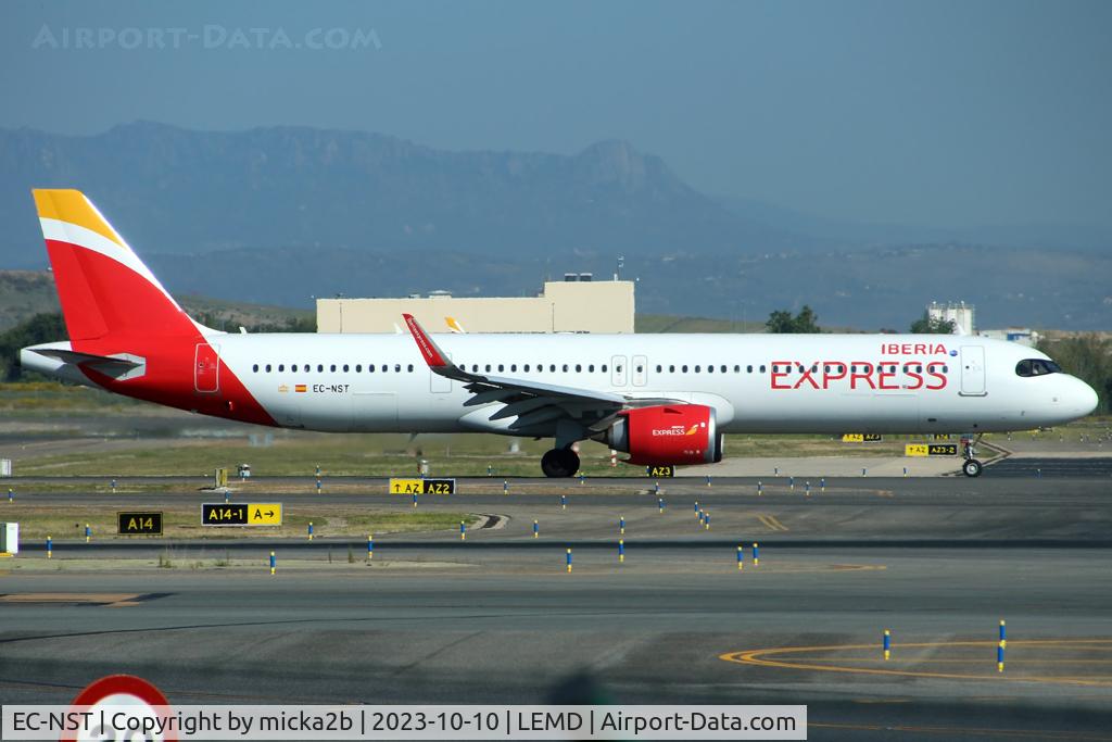 EC-NST, 2022 Airbus A321-251NX C/N 10991, Taxiing