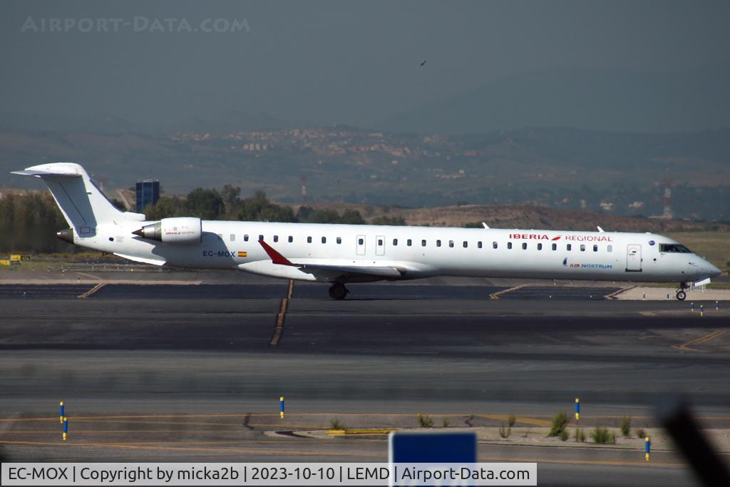 EC-MOX, 2017 Bombardier CRJ-1000ER NG (CL-600-2E25) C/N 19053, Taxiing