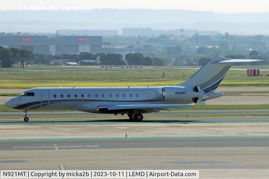 N921MT, 2018 Bombardier BD-700-1A10 Global 6000 C/N 9841, Taxiing
