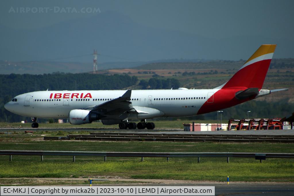 EC-MKJ, 2016 Airbus A330-202 C/N 1728, Taxiing