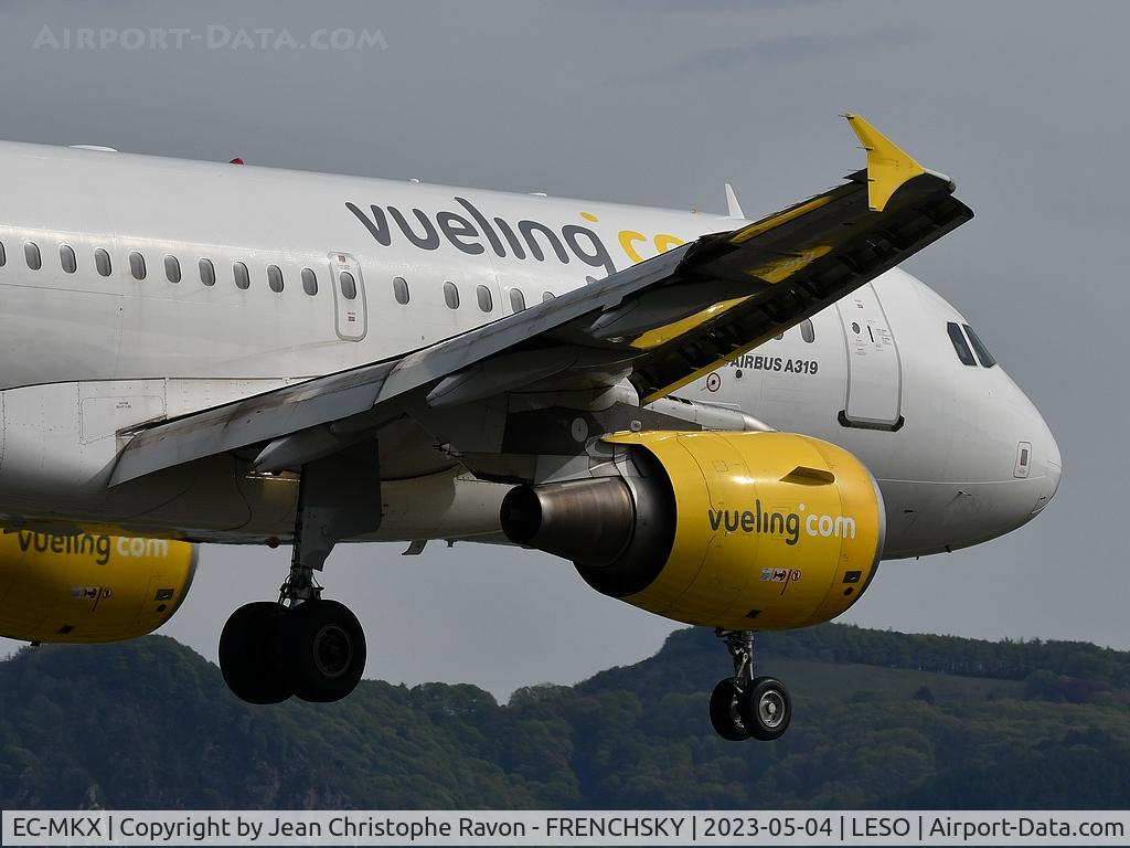 EC-MKX, 2007 Airbus A319-111 C/N 3054, Vueling take off to BCN