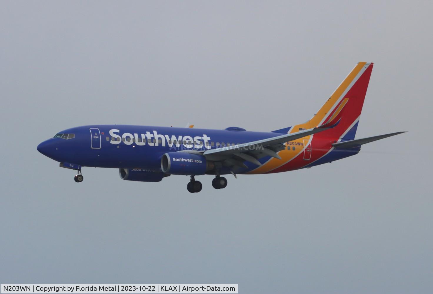 N203WN, 2005 Boeing 737-7H4 C/N 32483, SWA 737 nc zx PHX-LAX