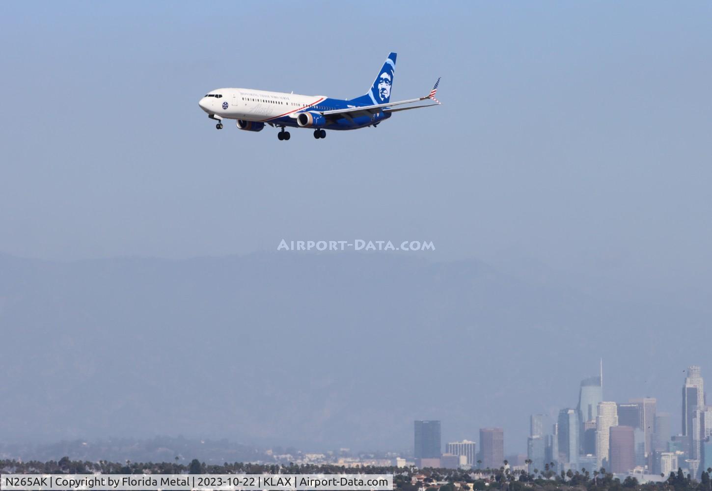 N265AK, 2016 Boeing 737-990/ER C/N 62682, LAX zx