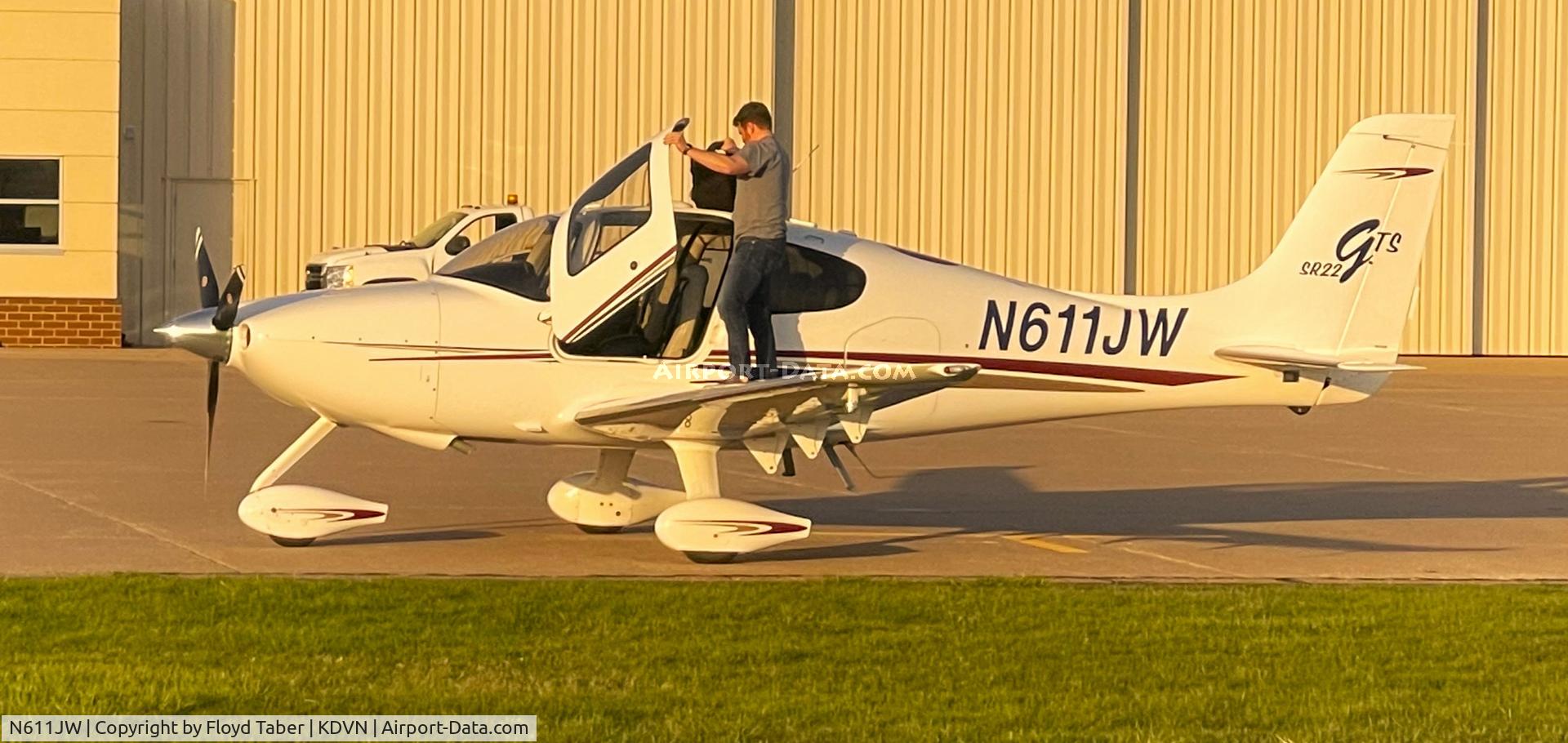 N611JW, 2007 CIRRUS DESIGN CORP SR22 C/N 2549, REVV AVIATION RAMP