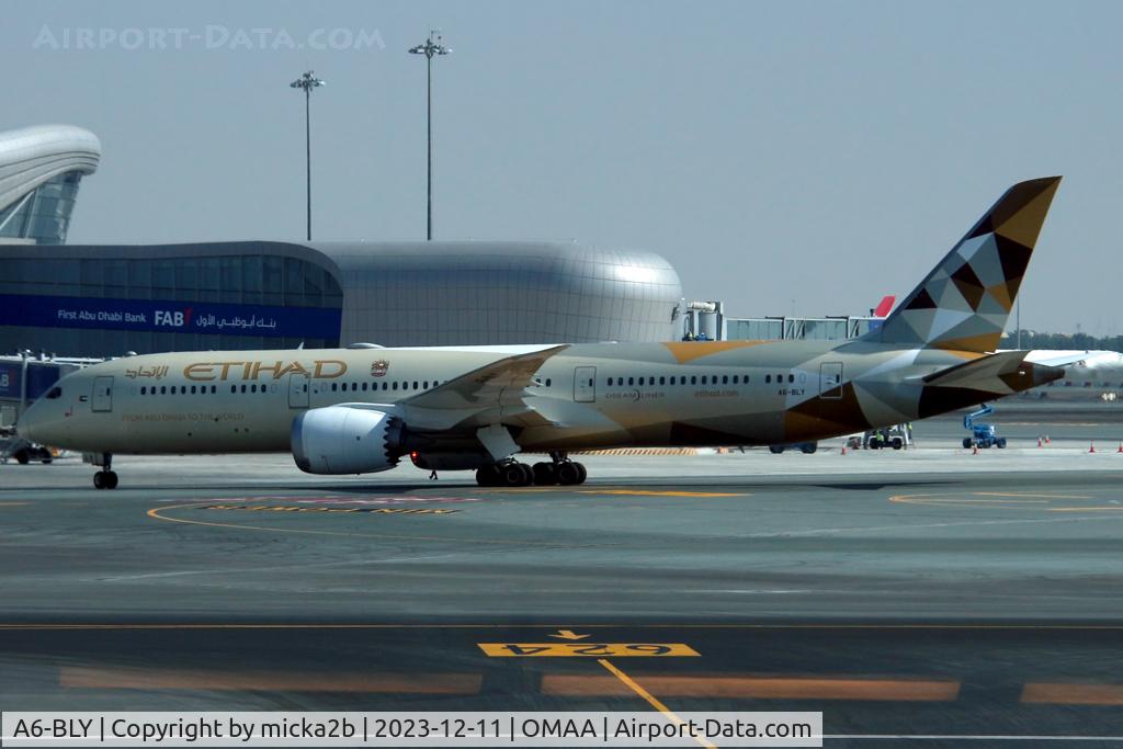 A6-BLY, 2019 Boeing 787-9 Dreamliner Dreamliner C/N 39679, Taxiing