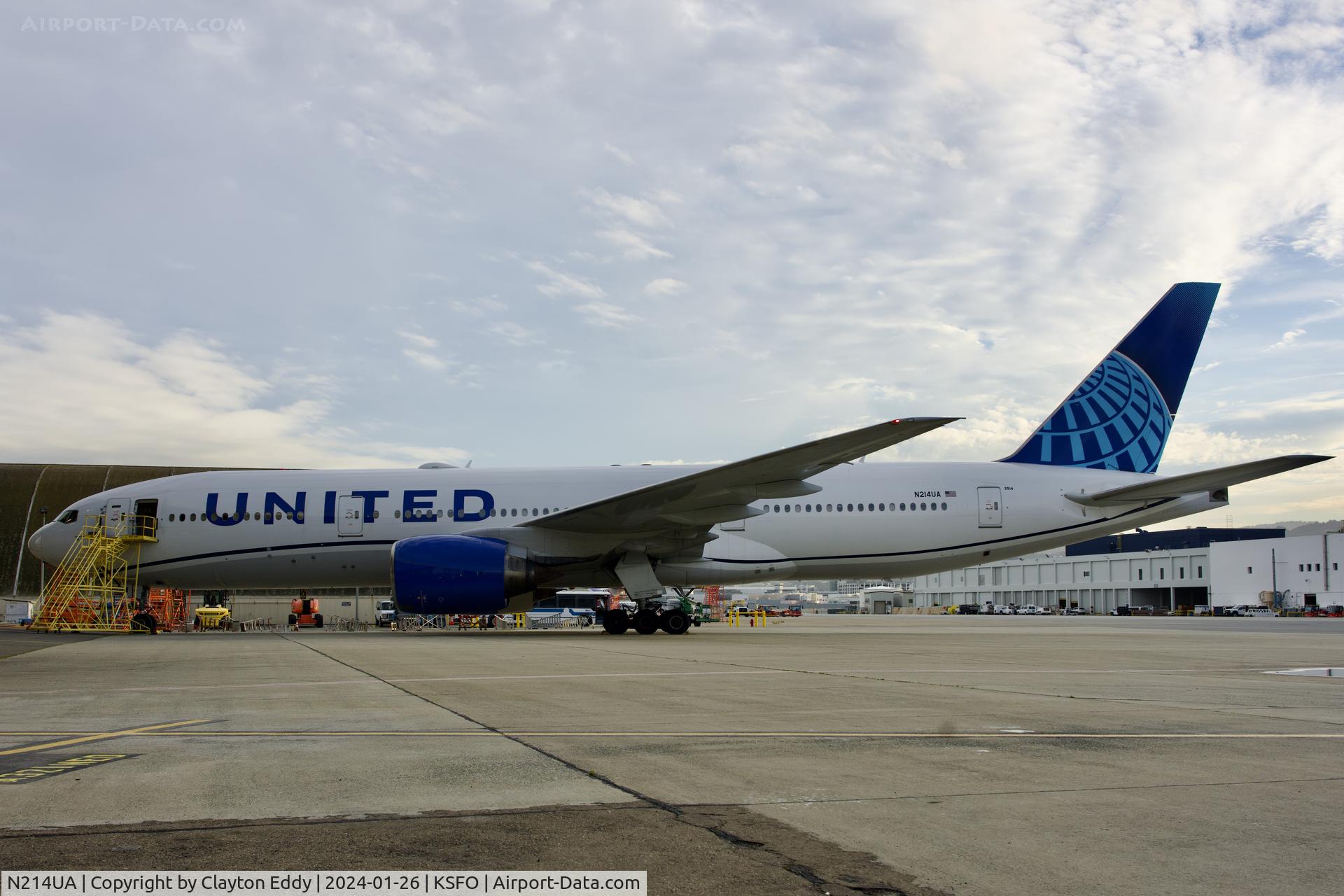 N214UA, 2000 Boeing 777-222 C/N 30220, SFO 2024.
