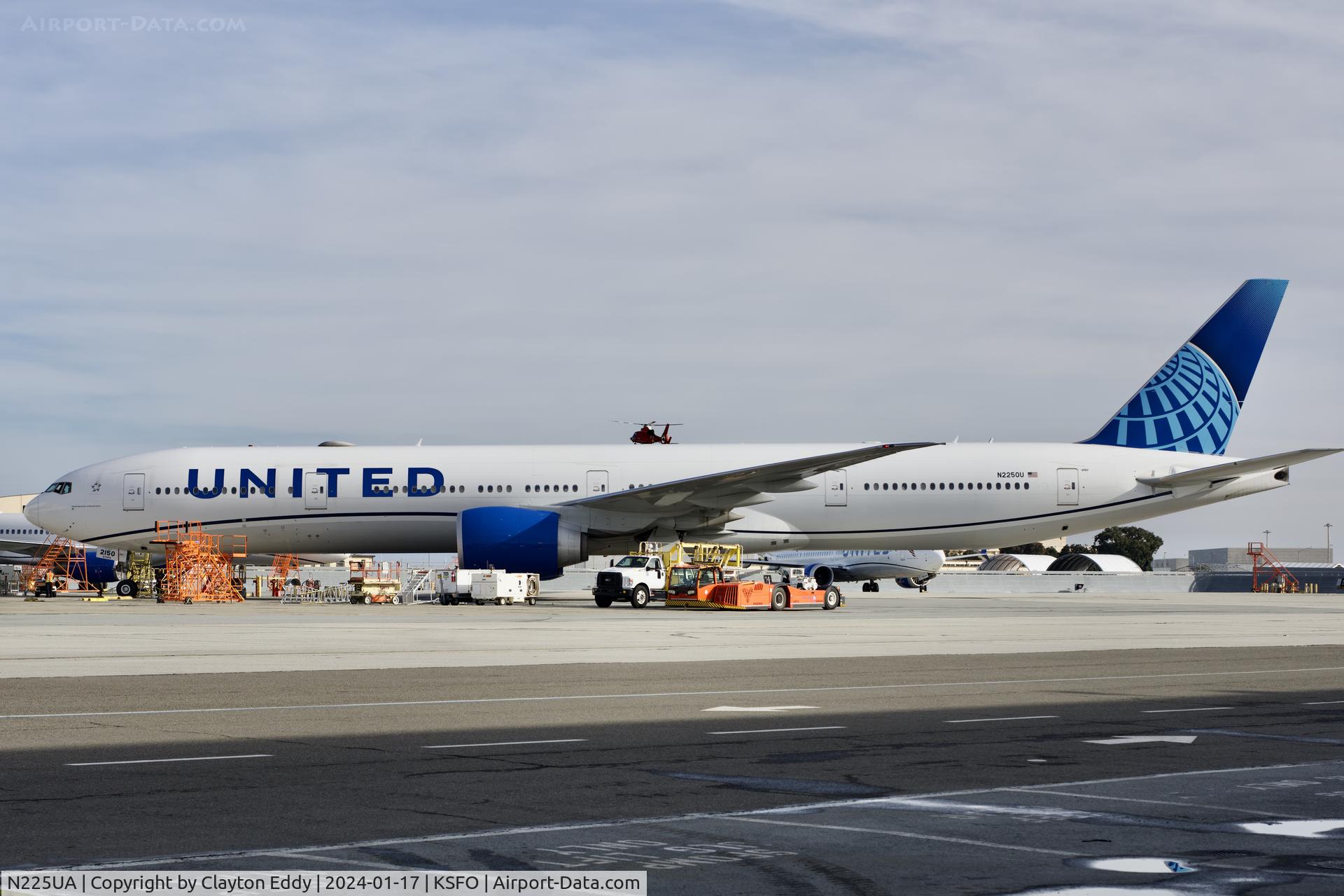 N225UA, 2001 Boeing 777-222/ER C/N 30554, SFO 2024.
