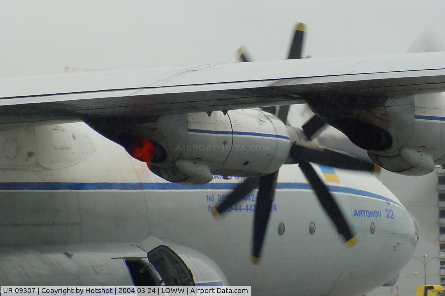 UR-09307, 1974 Antonov An-22A C/N 043481244, Firing up Number 3