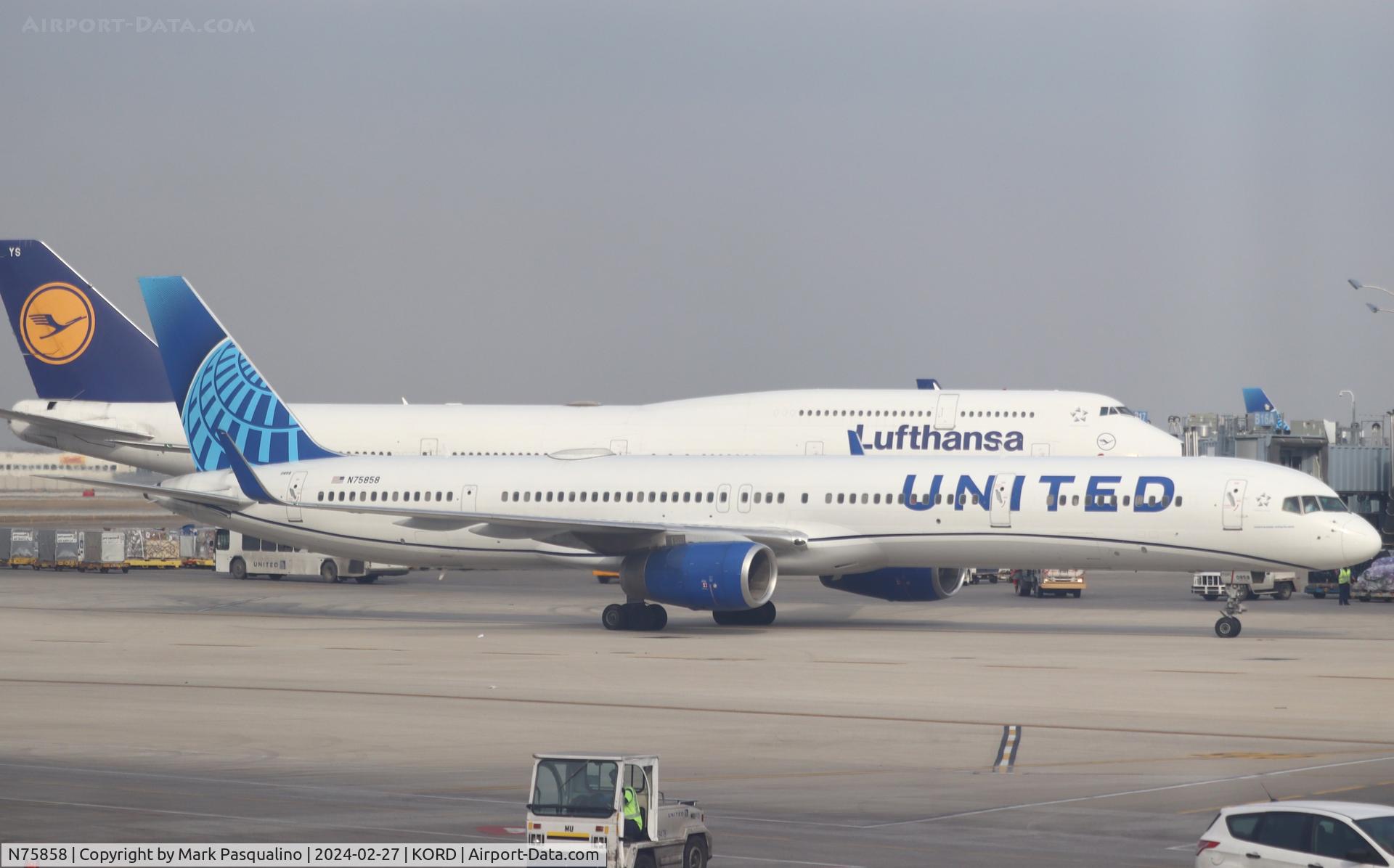 N75858, 2004 Boeing 757-324 C/N 32817, Boeing 757-324