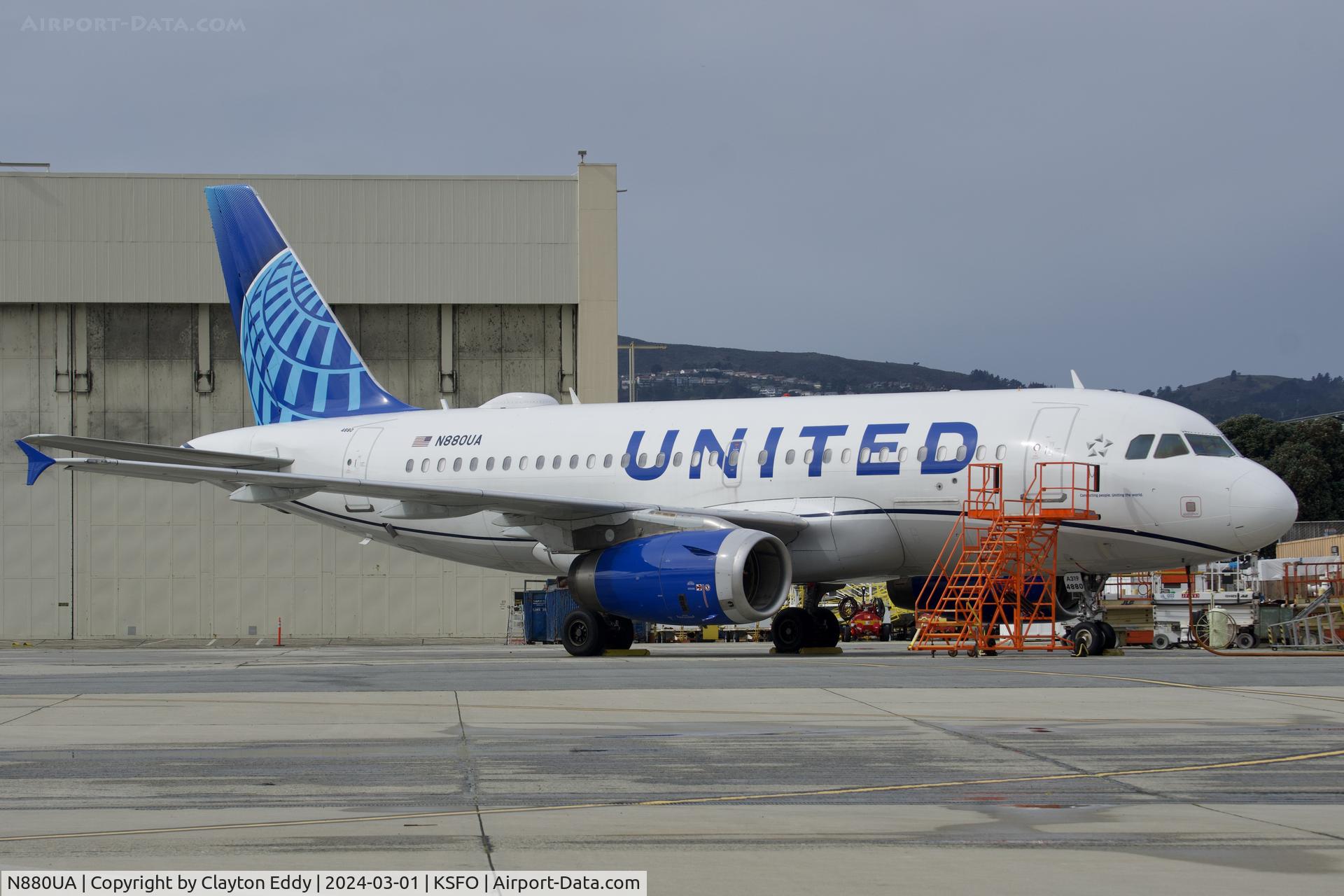 N880UA, 2005 Airbus A319-132 C/N 2426, SFO 2024.