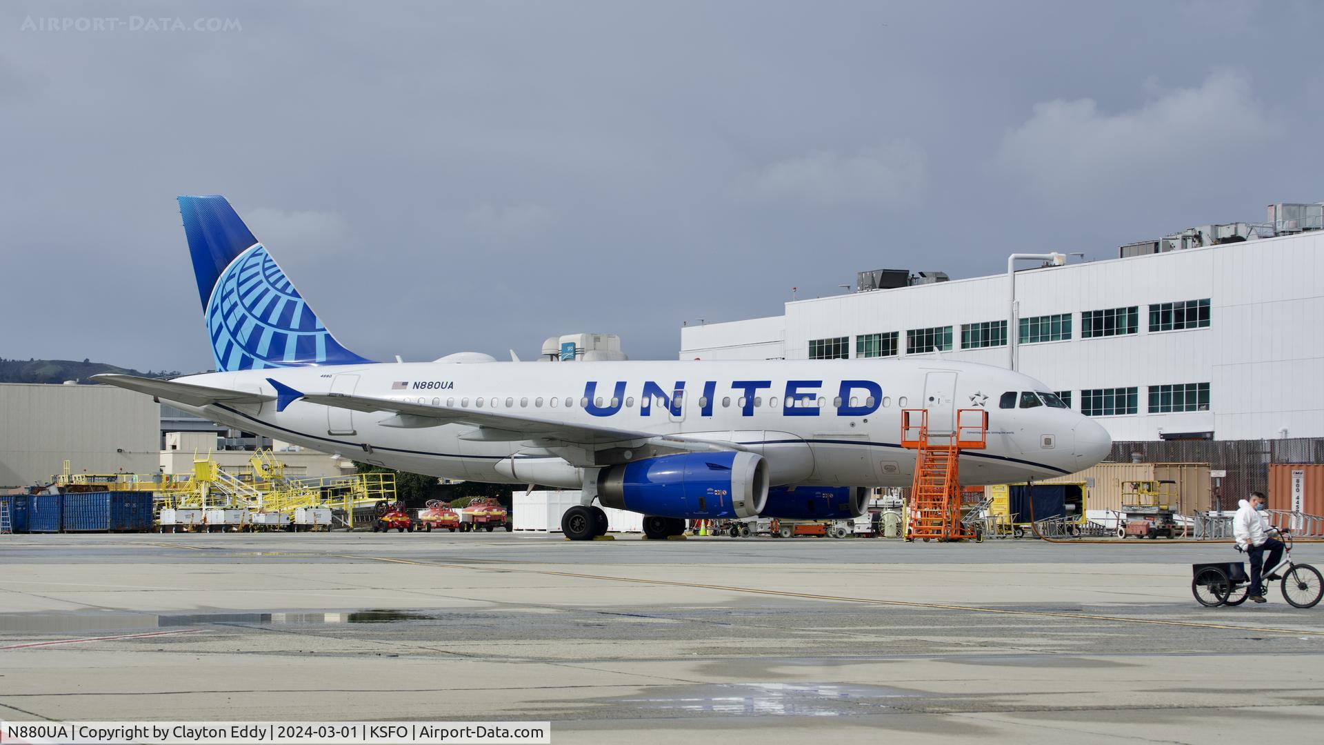 N880UA, 2005 Airbus A319-132 C/N 2426, SFO 2024.