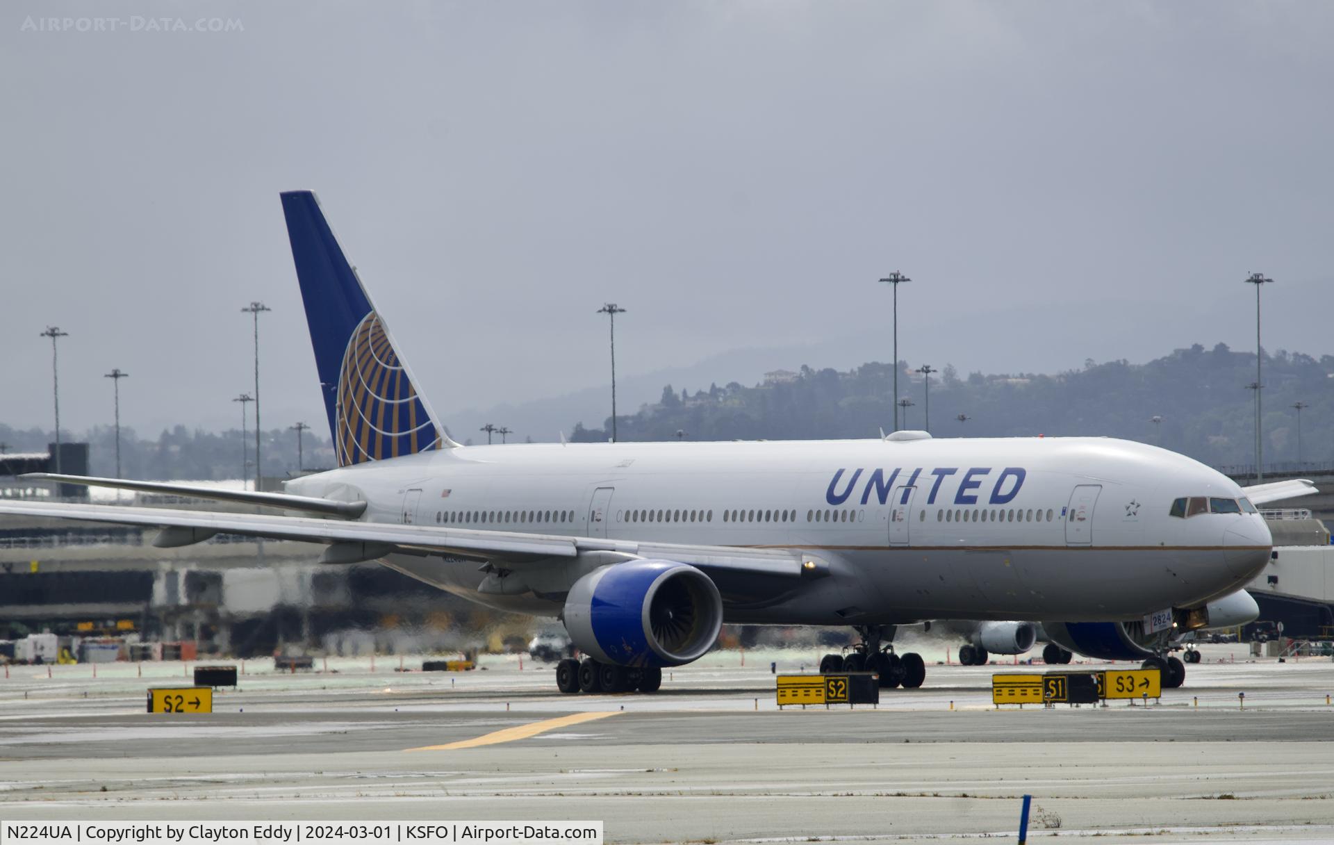 N224UA, 2001 Boeing 777-222 C/N 30225, SFO 2024.