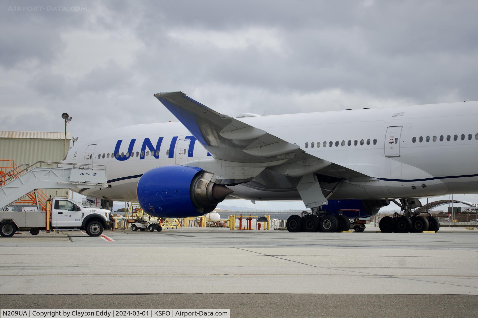 N209UA, 1999 Boeing 777-222 C/N 30215, SFO 2024.