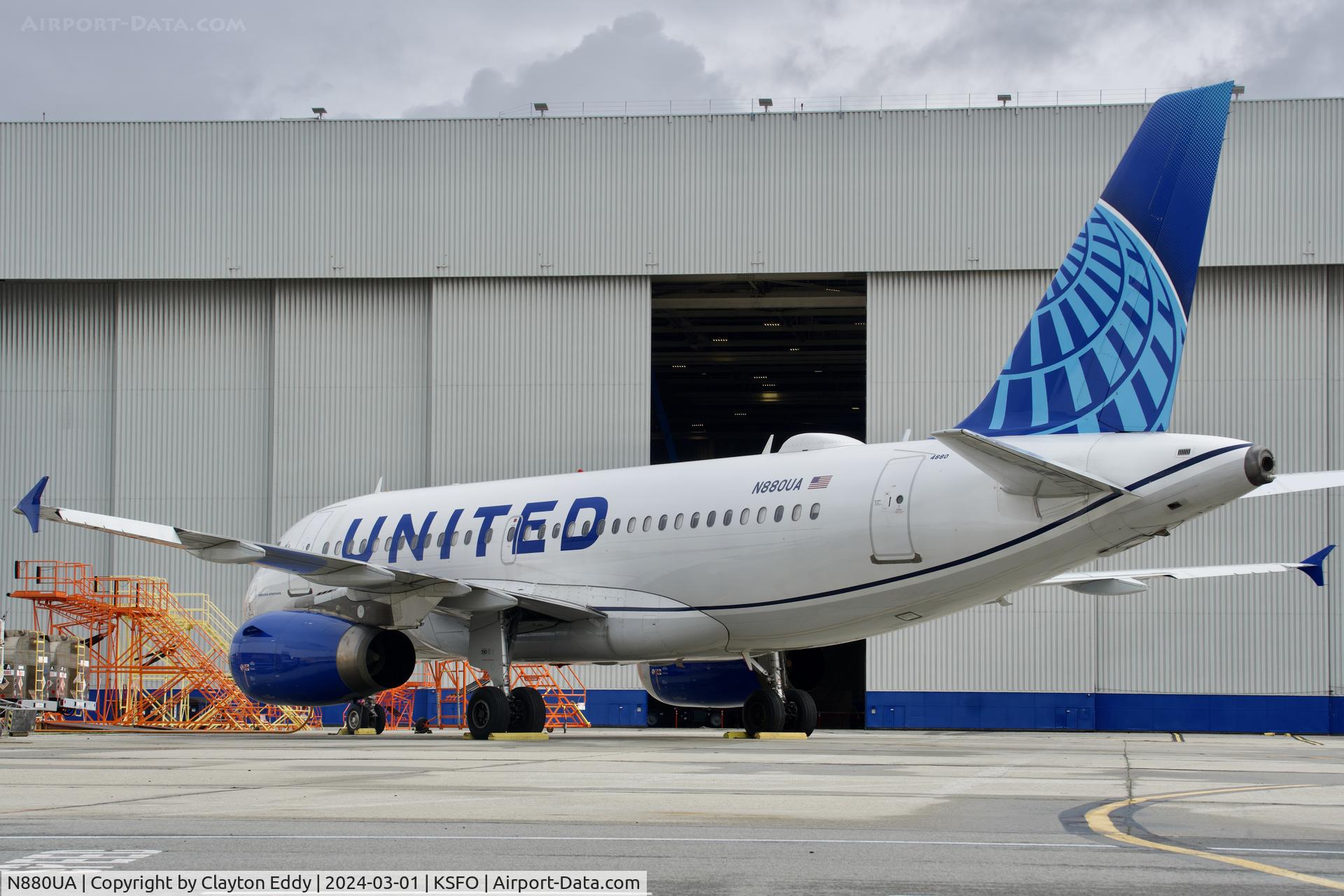 N880UA, 2005 Airbus A319-132 C/N 2426, SFO 2024.