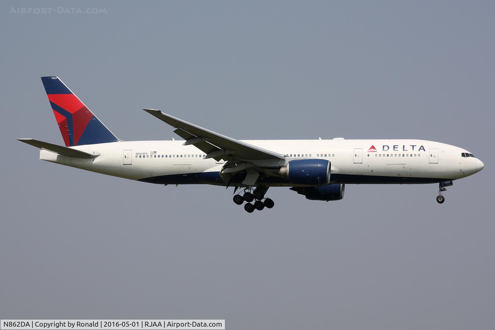N862DA, 1999 Boeing 777-232 C/N 29734, at nrt