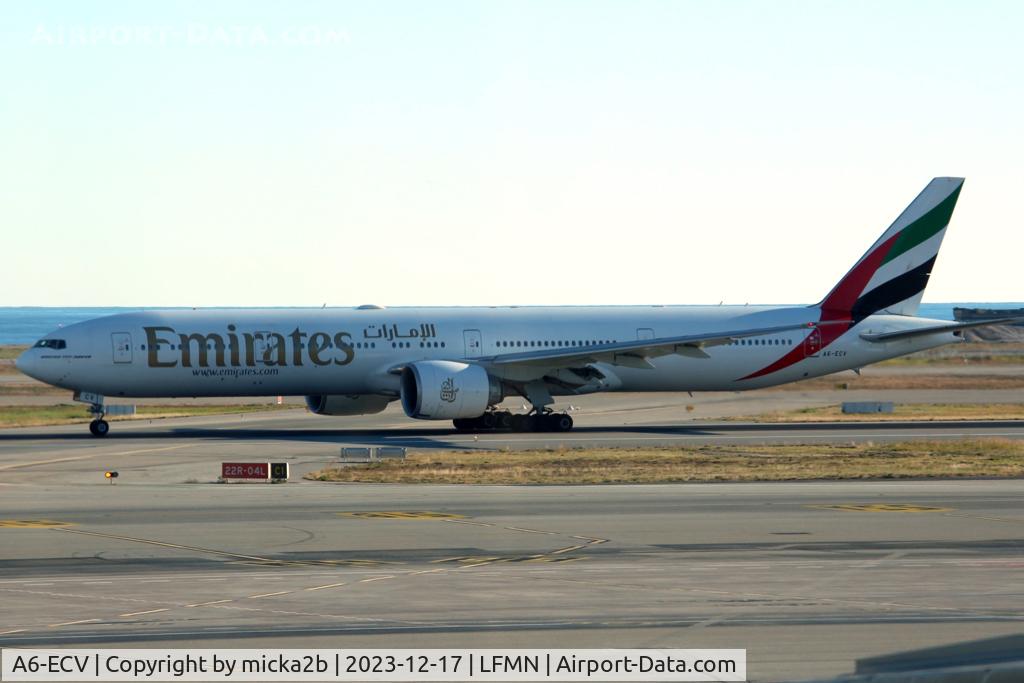 A6-ECV, 2009 Boeing 777-31H/ER C/N 35594, Taxiing