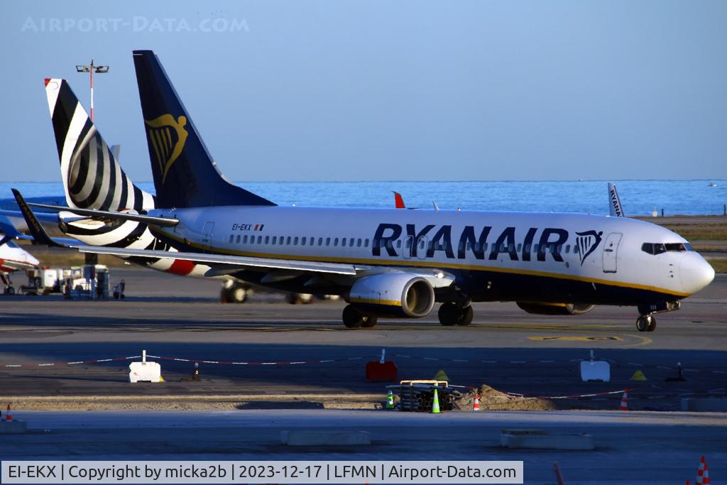 EI-EKX, 2010 Boeing 737-8AS C/N 35030, Taxiing