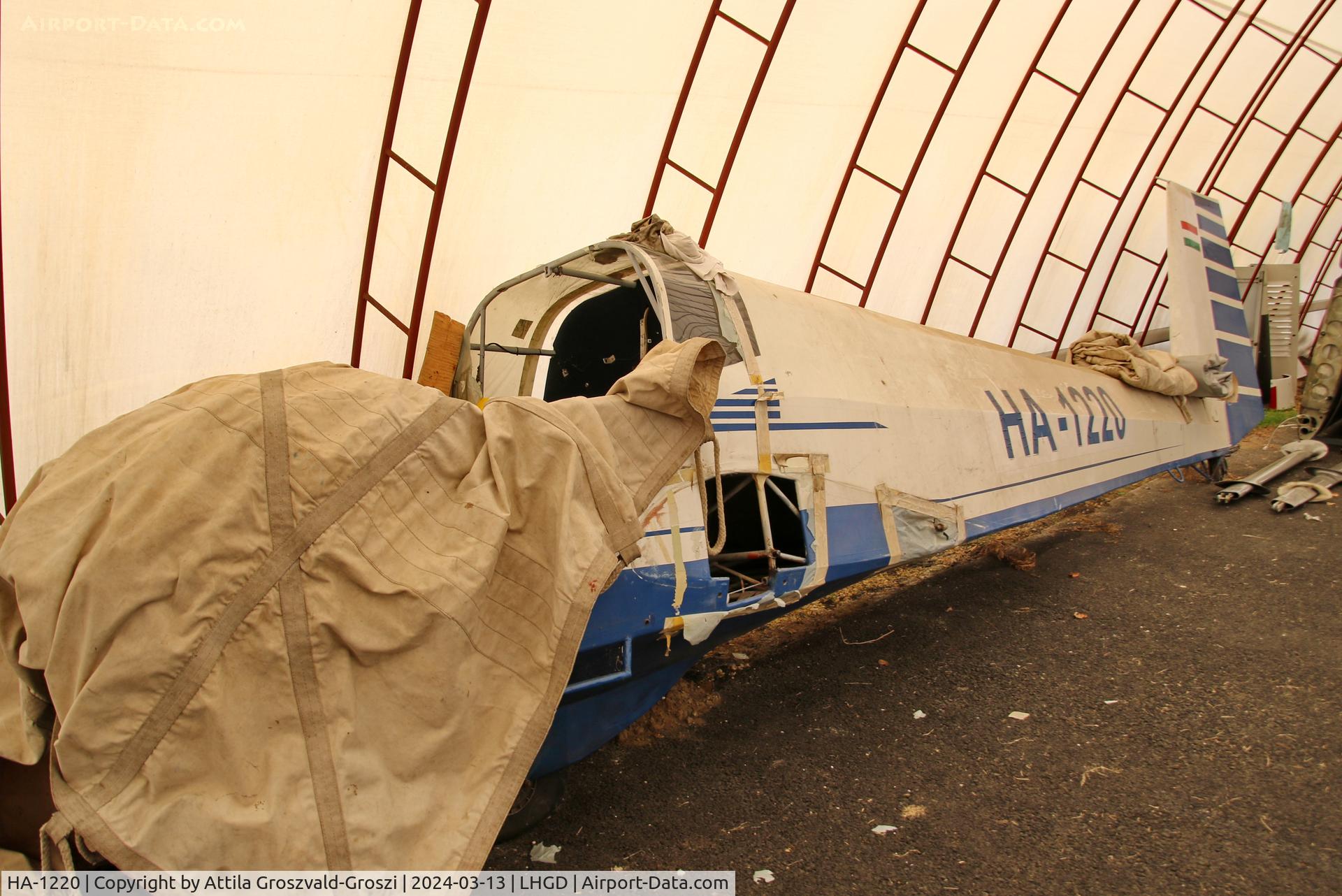 HA-1220, 1971 Scheibe SF-25B Falke C/N 46153, LHGD - Gödöllö Airport, Hungary